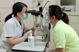 女子戴美瞳后角膜损伤，医生提醒：长时间佩戴易诱发眼部疾病图片