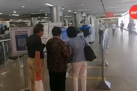 上海地铁部分车站滚动播放“液体检查”语音提醒，早高峰这两座三线换乘站安检口秩序井然图片
