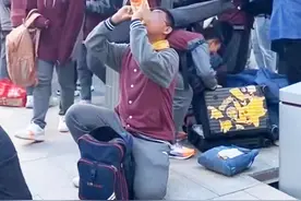 学校禁带零食，学生一口气喝完大瓶饮料 校方：食品过期学生不易察觉，在校也能吃饱图片