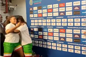 马里球员在女篮世界杯上互相殴打，正在接受采访的塞尔维亚球员震惊了图片