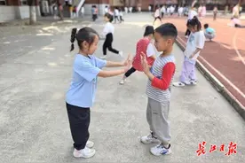 课间十分钟玩什么？这所小学录制“课间文明游戏”教孩子们花式玩耍图片