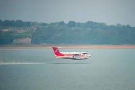 “鲲龙”AG600M飞机完成12吨投汲水试验图片