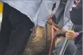 济南一男子地铁上晕倒，被救醒后自述没钱吃饭，乘客纷纷解囊相助图片