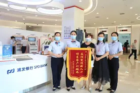 揭穿征信修复骗局：银行经理与嚣张骗子电话对峙，将客户抢回图片