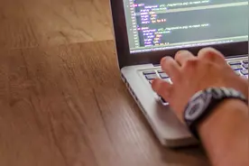 毕业生抢着去银行当“码农”：有人干5年存首付，工作生活两不误图片