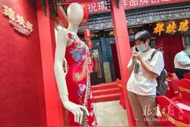 上百种颜色丝线织造，“青蚨还钱”缂丝画卷讲述瑞蚨祥起源图片