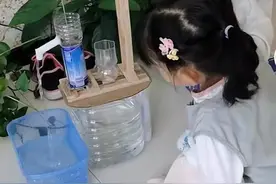 姥爷用塑料瓶、挂杆为外孙女自制压水井：耗费两天，从小就给自己做玩具，曾是机械设计师图片