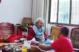 湖南一百岁妈妈离世，儿子一句话让人泪目图片