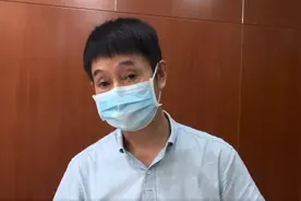 广州地铁站内一乘客突发抽搐，热心街坊紧急救助图片