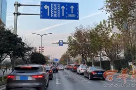 西安多个路段设可变车道 根据路口流量自动切换“左转”“直行”图片