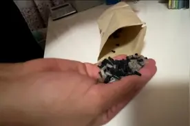 儿子考上清华研究生，父母收拾房间发现313个笔帽