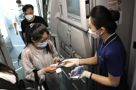 南航推出《平凡英雄》主题航班，影片根据救助“断臂男孩”真实事迹改编图片