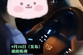 5岁女儿开车上路，妈妈竟拍视频“鼓励”：开得好图片