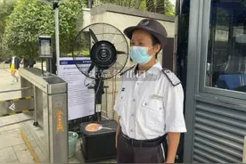 见义勇为的杭州女保安龙春玉：涨了工资，40岁依然期待爱情图片