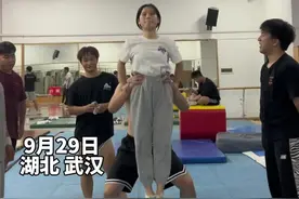 “赵飞燕掌上起舞”是真实存在的！武汉体育学院一男生单手托举女生还可以空中换手图片