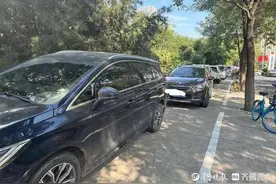 人行道上停满车，停车场内空荡荡 相关部门：罚图片