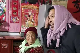 9旬老母失忆不识亲人，儿子扮丑逗乐伴其安度晚年图片