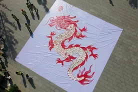 河北一学校师生用蛋糕盘手绘近300份“飞龙”，为祖国庆生图片