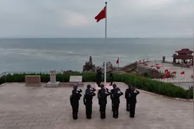 荣成：迎日出 升国旗 向祖国敬礼图片