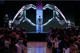 三五年内走进千家万户？被扶上台的特斯拉擎天柱到底是个什么段位图片