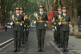 华中师范大学国旗护卫队女生居多，不少人从这里走向军营图片