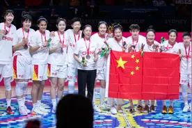 女篮主帅郑薇：世界杯亚军并非终点，祭出“双塔”着眼未来｜专访图片