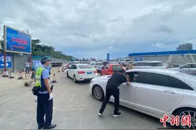 海南国庆期间外省牌照小车免费过海 首日车辆排长队图片