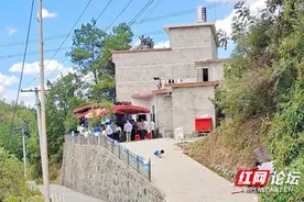 传统与现代结合，乡村的婚礼现场仪式感满满图片