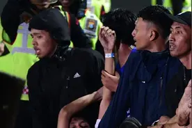 印尼足球场骚乱已致129死，球迷不满输球冲入赛场酿惨剧