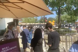 直击上海迪士尼乐园：持续高客流状态，无人机盘旋实时监测图片