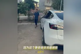 男子开特斯拉返乡堵到没电叫拖车，让电动车少些“爹味”图片