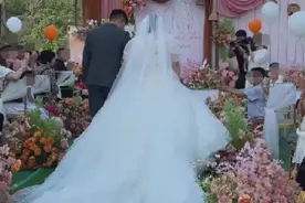 新郎在婚礼上唱了首歌，全程跑调却火了……图片