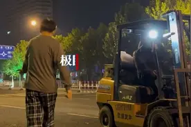 男子买下气球放飞时缠到电线杆上，小伙找来叉车取下归还卖气球老人图片