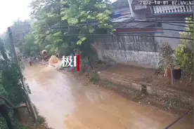 河南卫辉一水井突现六七米高井喷，乡政府：初判系井下气压释放所致图片