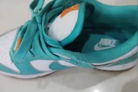 消费者网购的品牌运动鞋开胶退换未果，澎湃介入后退款图片