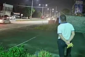 深夜，这位爸爸在家门外默默站了一小时……图片