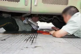 37岁爸爸送娃上幼儿园，被误以为是爷爷……原因令人心酸图片