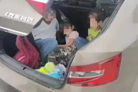 3名小孩被“塞”进后备箱！这种超员您见过吗？图片