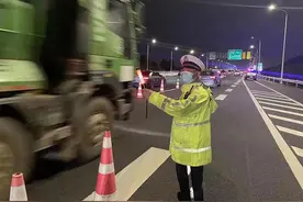 上海崇明往市区返程高峰提前到来，车辆缓行情况或持续至深夜图片