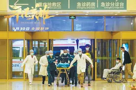 还原救助断臂男孩故事 演绎生命接力奇迹《平凡英雄》向平凡人们致敬图片