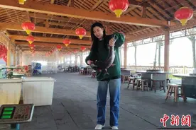 查干湖畔渔家姑娘长假忙：鱼香四溢飨宾客图片