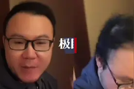 男子不用洗发水从秃顶变满头黑发？当事人：清水洗头只是一方面图片
