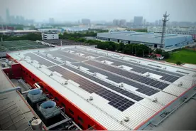 甘蔗做牛奶盒盖，回收塑料瓶制成衣服拉链……这些“双碳”目标的提出，让你买到的商品“变绿”了图片