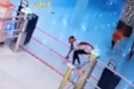 女孩捡手机欲叫失主疑被家长阻止，怎能给孩子这种“言传身教”？图片