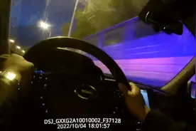 临产孕妇急需送医 威海交警在拥堵的车流中开辟一条“生命通道”图片