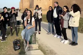 摩洛哥女孩迪娜：在街头唱中文歌，身穿旗袍参加《摩洛哥好声音》图片