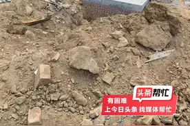 晨意帮忙｜化粪池建在居民楼入口？业主担心臭气熏天，开发商：距原址仅两三米远图片
