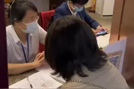 49岁女子苦背两月《滕王阁序》，现场6分钟背完获免票图片