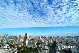 广西南宁天空半边蓝天半边云 宛如“鸳鸯锅”图片