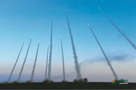 强军·瞬间丨“火力暴雨”精准覆盖目标区域图片